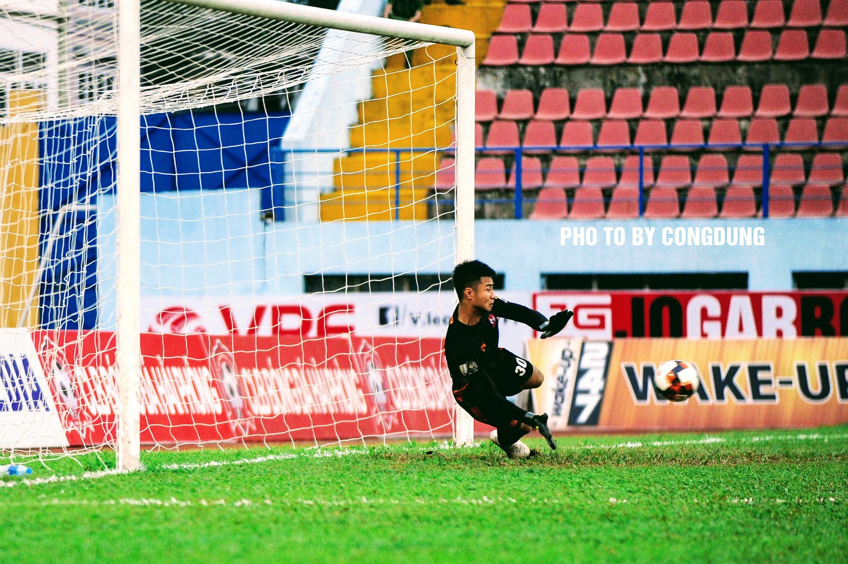Đã qua rồi những nỗi ám ảnh nơi khung gỗ của NHM bóng đá Việt?