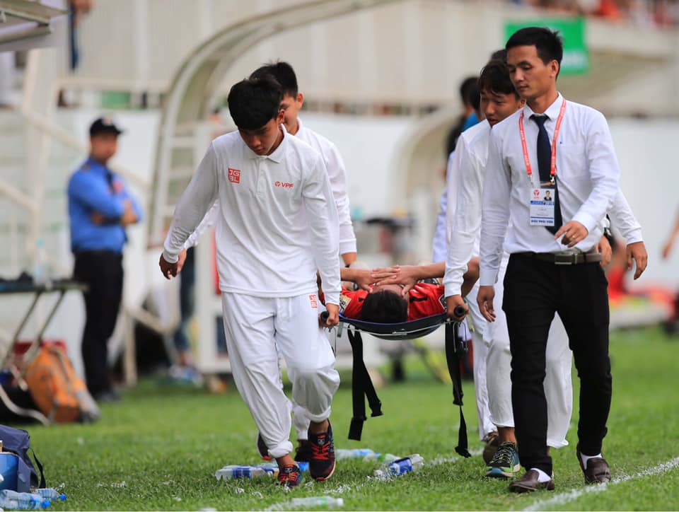 Tin bóng đá Việt Nam sáng 14/4: Gà son của thầy Park nhập viện cấp cứu...