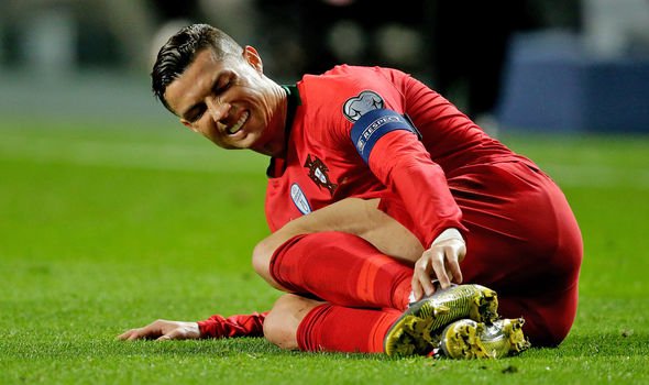 Tình huống Ronaldo thoát chấn thương khiến CĐV Juventus và Bồ Đào Nha toát mồ hôi