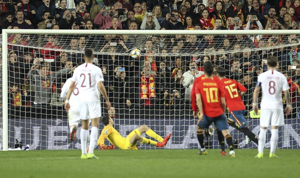 HLV Luis Enrique: “Tây Ban Nha ghi bàn tốt hơn cả Barca”