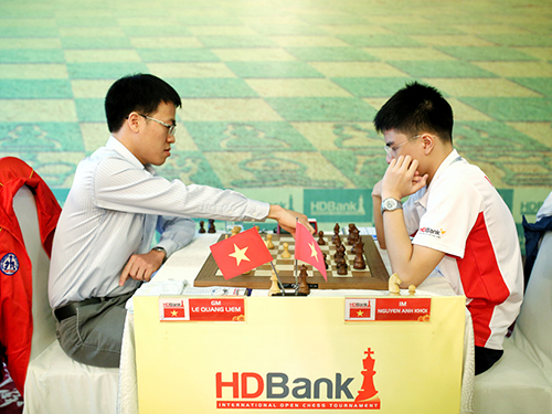 Lê Quang Liêm gặp Nguyễn Anh Khôi tại ván 8 giải cờ vua Sharjah Masters 2019