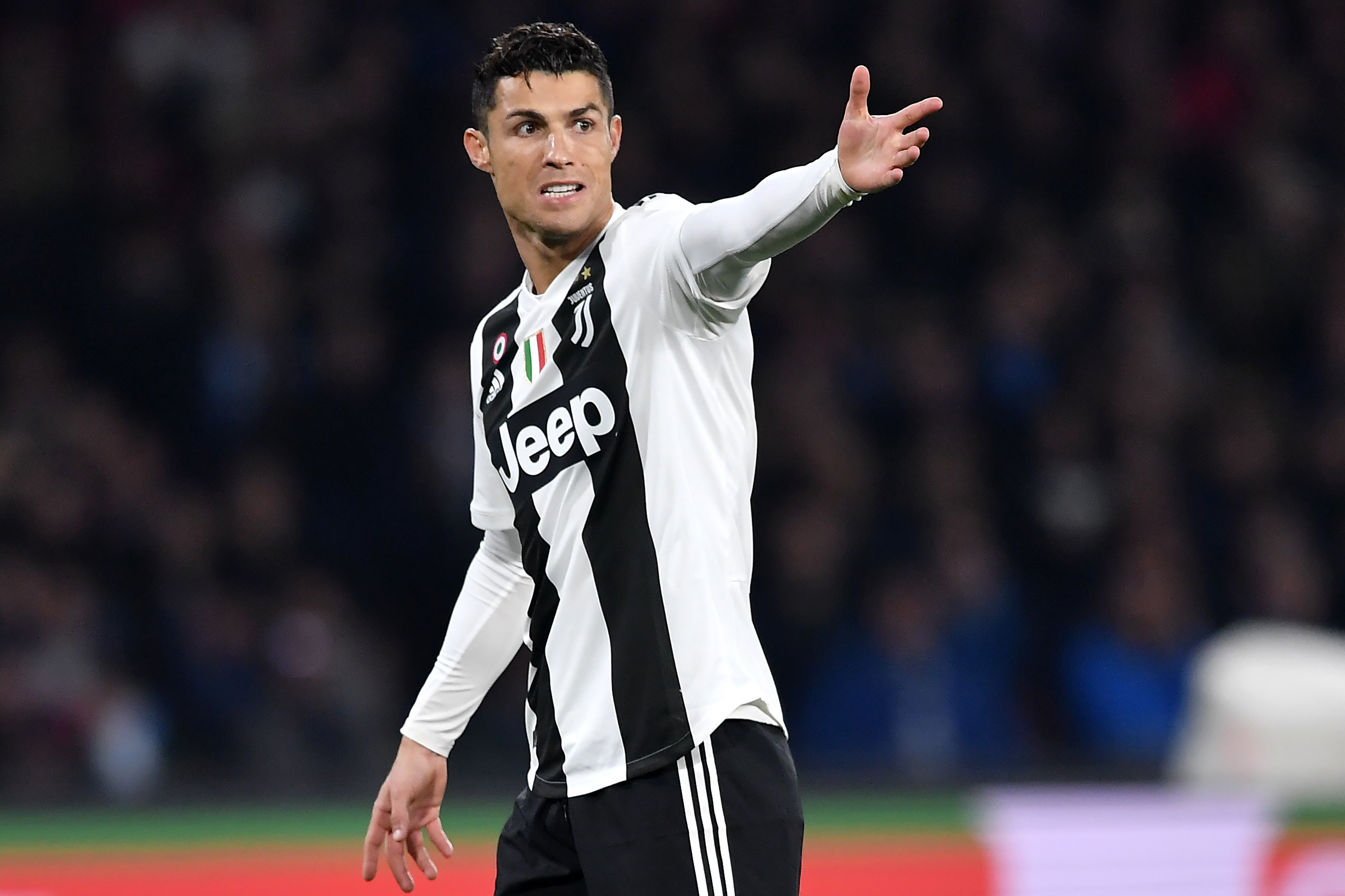 Ronaldo nổi giận với đồng đội, HLV Allegri có thể rời Juventus