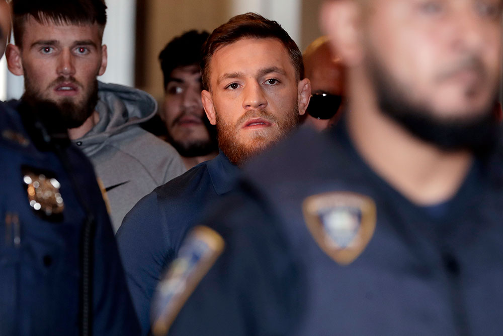 Conor McGregor dọn dẹp nhà thờ để xóa án tấn công xe bus UFC 223