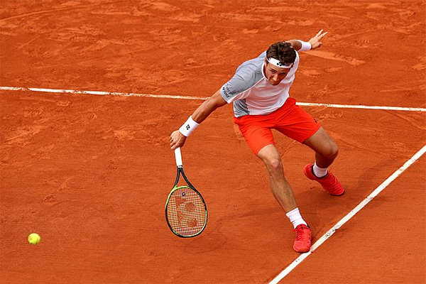 Federer đi vào lịch sử Roland Garros