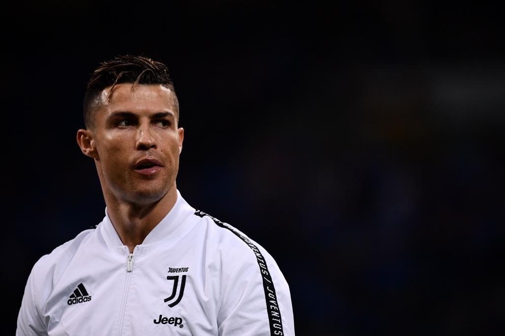 Ronaldo khoe những dấu mốc của mùa giải 2018/19 với NHM