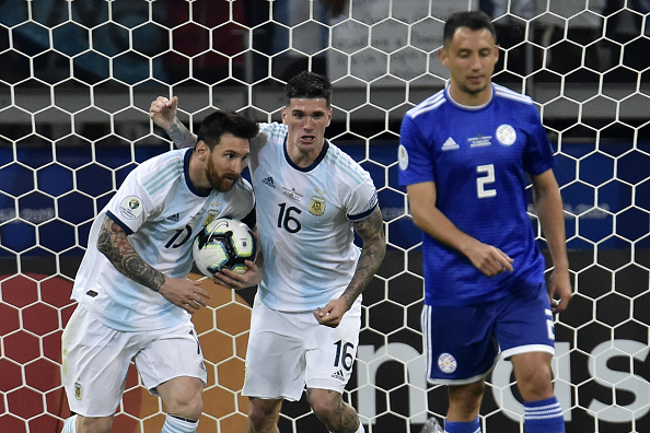 Giải mã ý nghĩa hành động ăn mừng của Messi sau khi giúp ĐT Argentina thoát thua