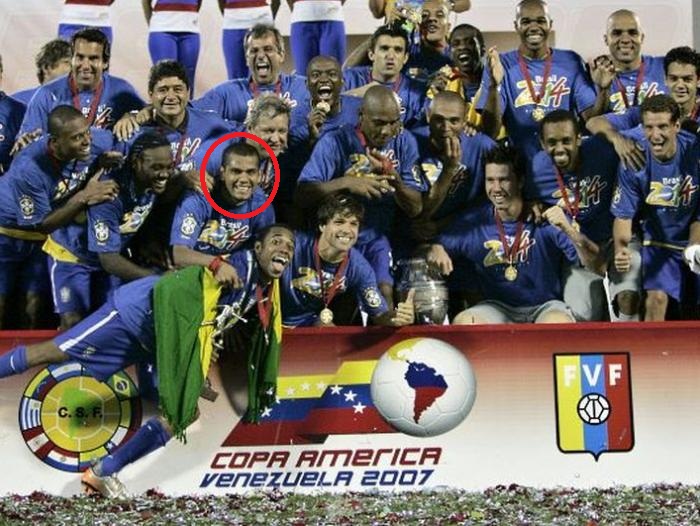 Dani Alves cân bằng thành tích của Vua bóng đá Pele ở ĐT Brazil