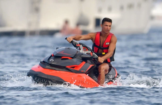 Du thuyền trị giá hơn 400 tỷ đồng của Ronaldo có gì đặc biệt?