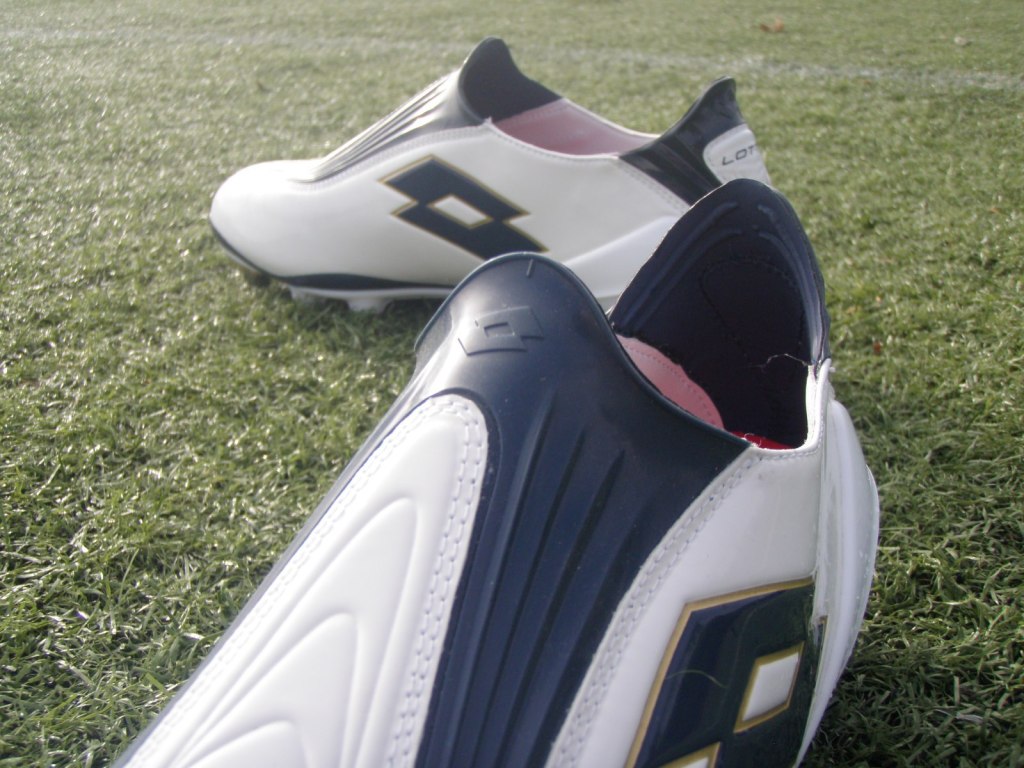 Giày bóng đá: Đã đến lúc bỏ giày không dây buộc?
