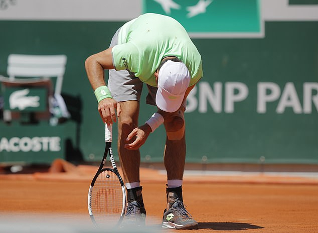 Roger Federer vẫn đang cưỡi ngựa xem hoa ở Roland Garros
