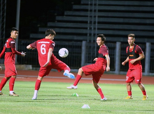 Chùm ảnh: Các cầu thủ ĐT Việt Nam đầy hào hứng trong ngày đầu tiên luyện tập ở Buriram