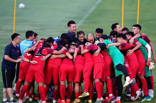 Chùm ảnh: Các cầu thủ ĐT Việt Nam đầy hào hứng trong ngày đầu tiên luyện tập ở Buriram