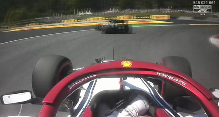 Kimi Raikkonen chỉa ngón tay thối vào Lewis Hamilton!