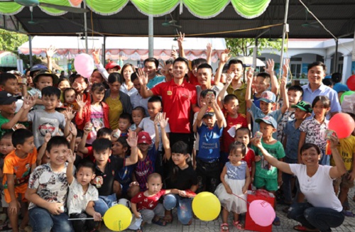 Quang Hải trao quà cho trẻ em khó khăn ở Phú Thọ