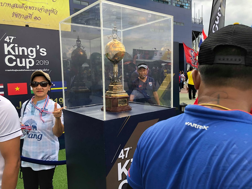 Sức nóng Kings Cup tăng dần: CĐV check-in trước trận Thái Lan - Việt Nam