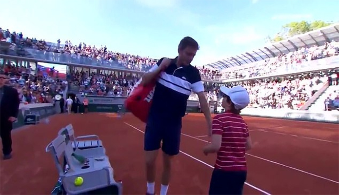 Khoảnh khắc rung động Roland Garros 2019 khi chứng kiến cậu bé chạy xuống sân an ủi cha