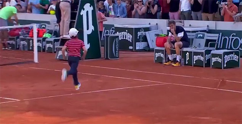 Khoảnh khắc rung động Roland Garros 2019 khi chứng kiến cậu bé chạy xuống sân an ủi cha