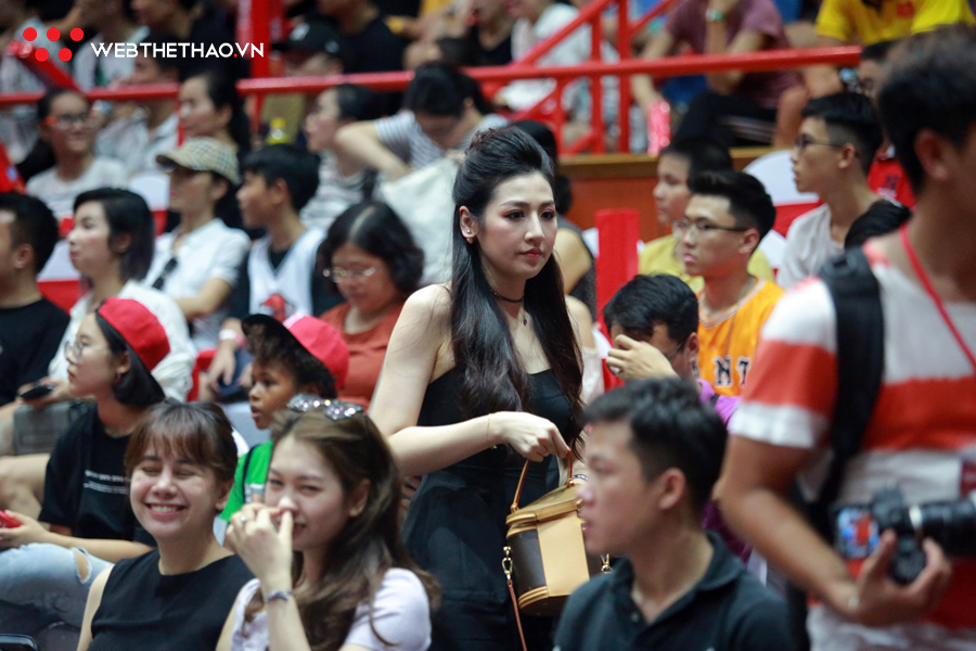 Á hậu Tú Anh đẹp rạng rỡ trong ngày tới cổ vũ đội bóng yêu thích Thang Long Warriors