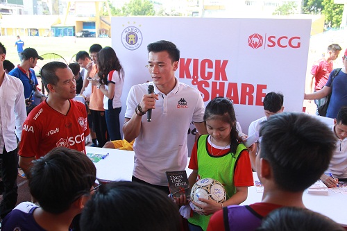 Dàn sao Hà Nội mang điều bất ngờ đến ngày hội bóng đá cộng đồng “Kick & Share”