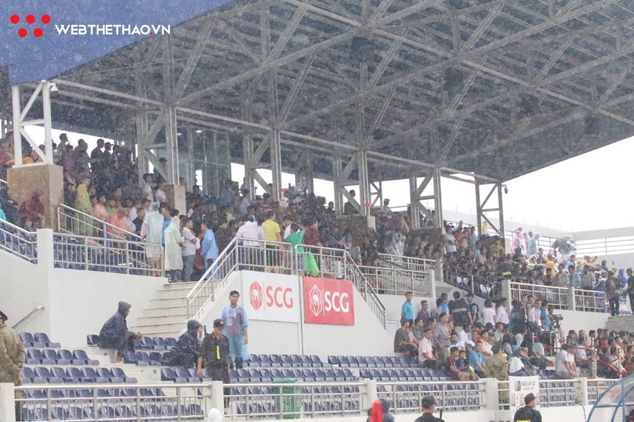 Khán giả đội mưa, biến SVĐ Vũng Tàu thành lễ hội trong lần đầu tổ chức V.League