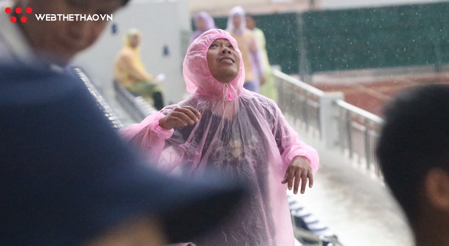 Khán giả đội mưa, biến SVĐ Vũng Tàu thành lễ hội trong lần đầu tổ chức V.League
