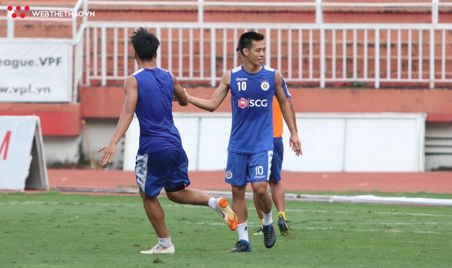 HLV Chu Đình Nghiêm bị học trò “đè ra đá” trước trận Hà Nội gặp Sài Gòn