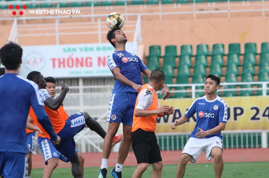 HLV Chu Đình Nghiêm bị học trò “đè ra đá” trước trận Hà Nội gặp Sài Gòn