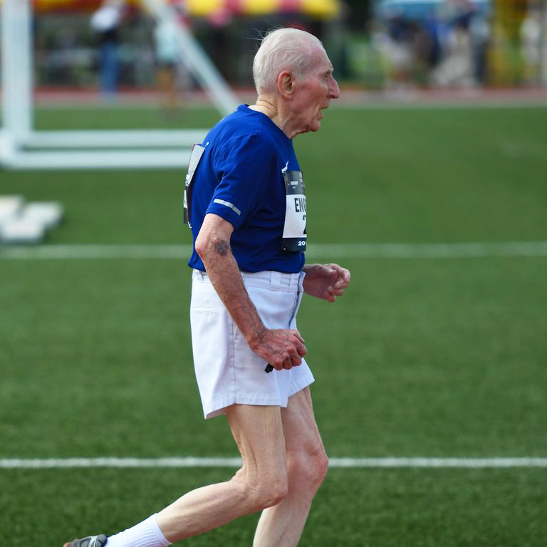 Cụ ông 96 tuổi lập kỷ lục thế giới nhóm tuổi chạy 5km