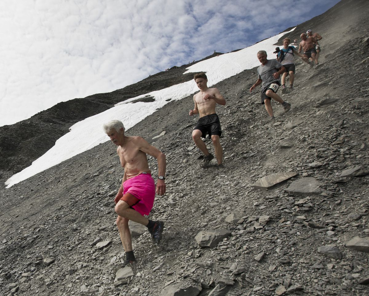 Người đàn ông 50 năm liên tiếp mặc quần hồng chạy leo núi