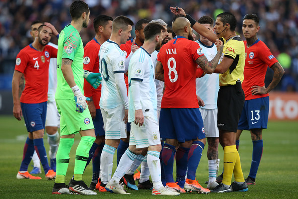 Kẻ thù bất ngờ bảo vệ Messi, trọng tài chính giải thích quyết định rút thẻ đỏ