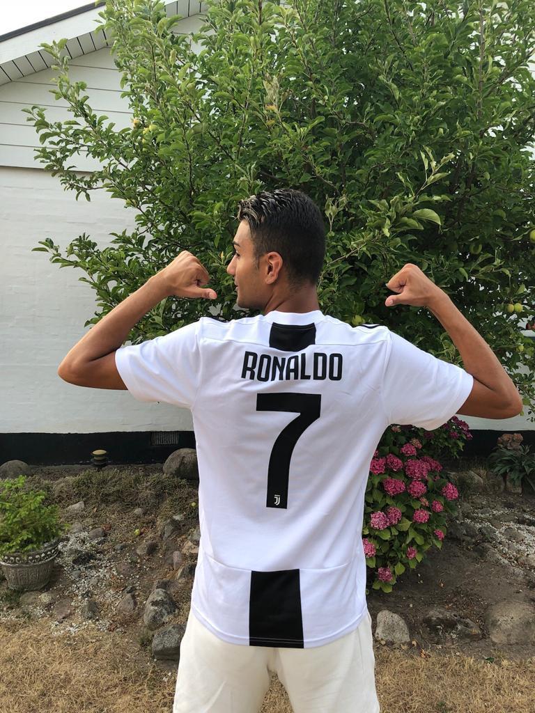 Cristiano Ronaldo và bản sao giống anh trên sân cỏ
