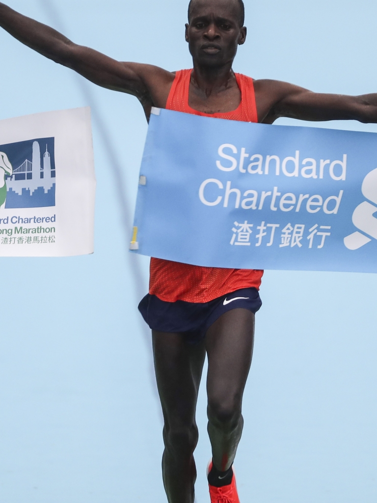 Hong Kong Marathon: Á quân tưởng... về nhất vì bị nhà vô địch cho hít khói quá xa