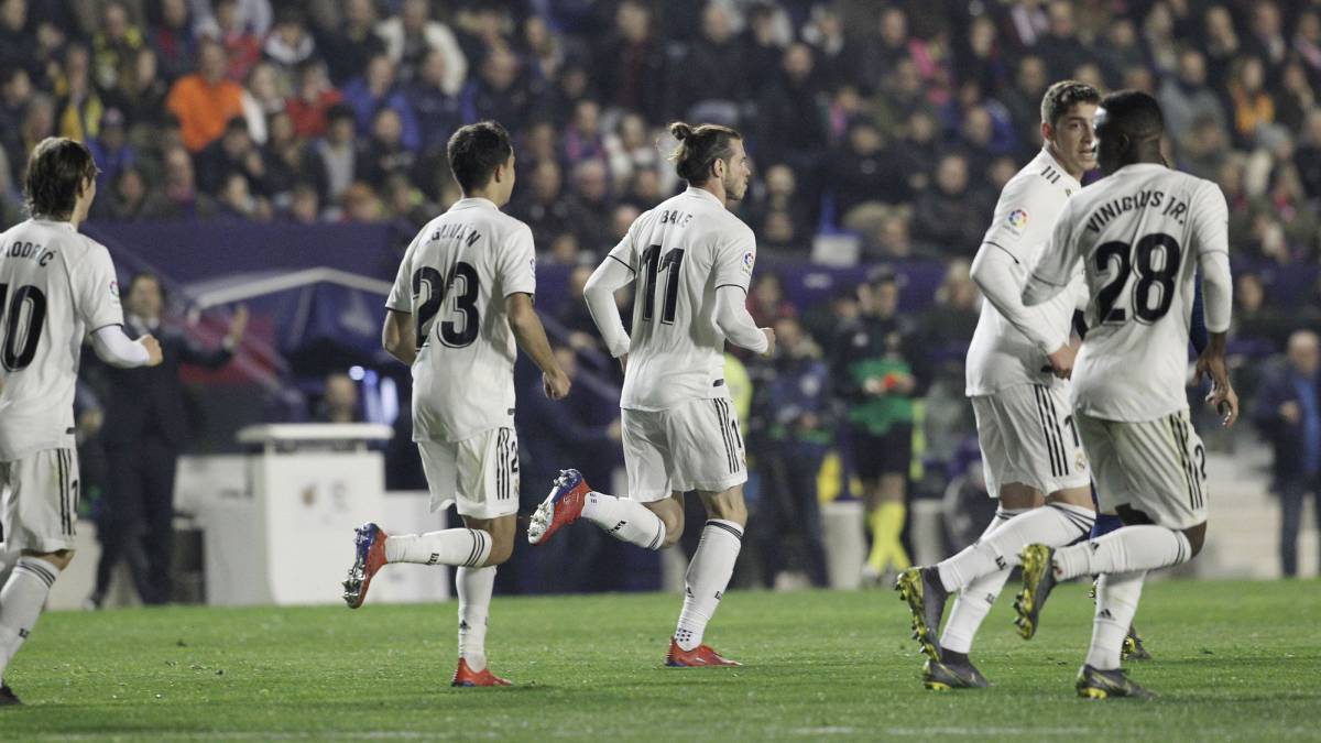 Sống tách mình ở Real Madrid, Gareth Bale bị các đồng đội ném đá