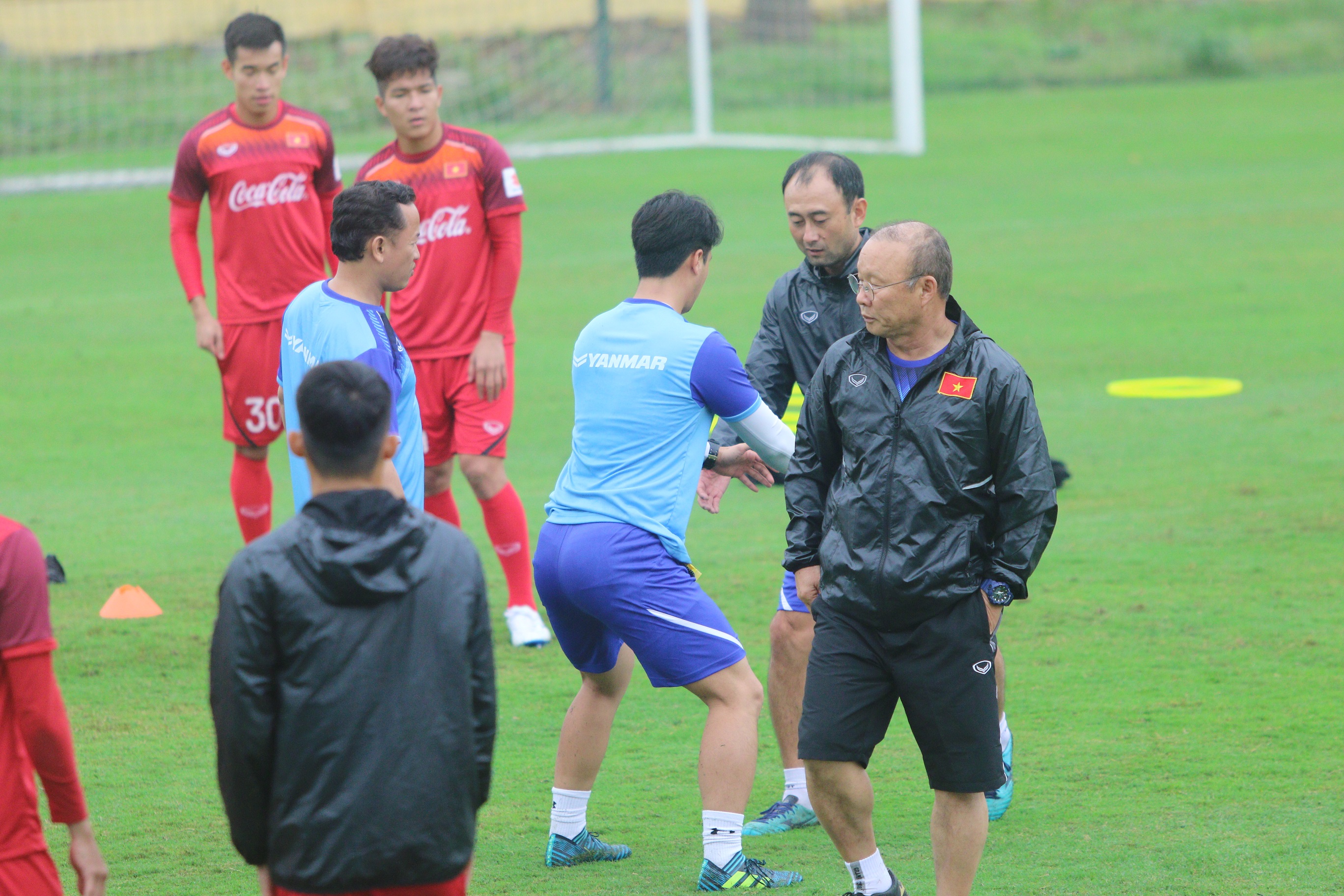 Tiến Linh, Đình Trọng “ăn hành” từ thầy Park trong buổi tập sáng 8/3