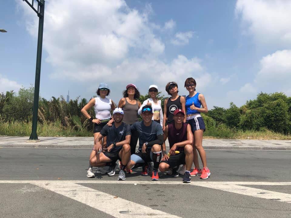 Giữa cái nắng đổ lửa Tết Kỷ Hợi, nhóm runner cởi phăng áo ‘heat training’ luyện Tiền Phong Marathon