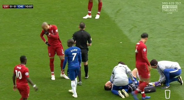 Fabinho dính nghi án hỉ mũi vào Hazard ở trận Liverpool thắng Chelsea
