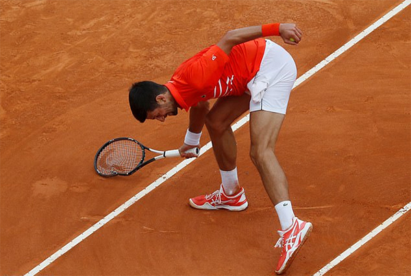 Quăng vợt theo bóng, Novak Djokovic suýt gây họa