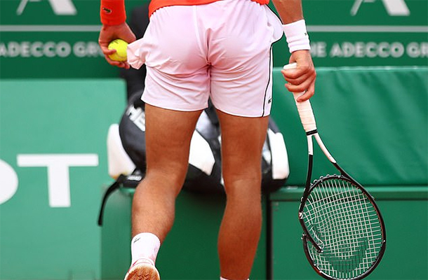 Quăng vợt theo bóng, Novak Djokovic suýt gây họa
