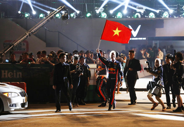 Những cú drift ngoạn mục tại sự kiện khởi động Formula 1 Việt Nam Grand Prix