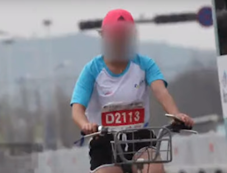 Hi hữu: nữ runner bị cấm suốt đời vì thản nhiên chạy bộ bằng... xe đạp