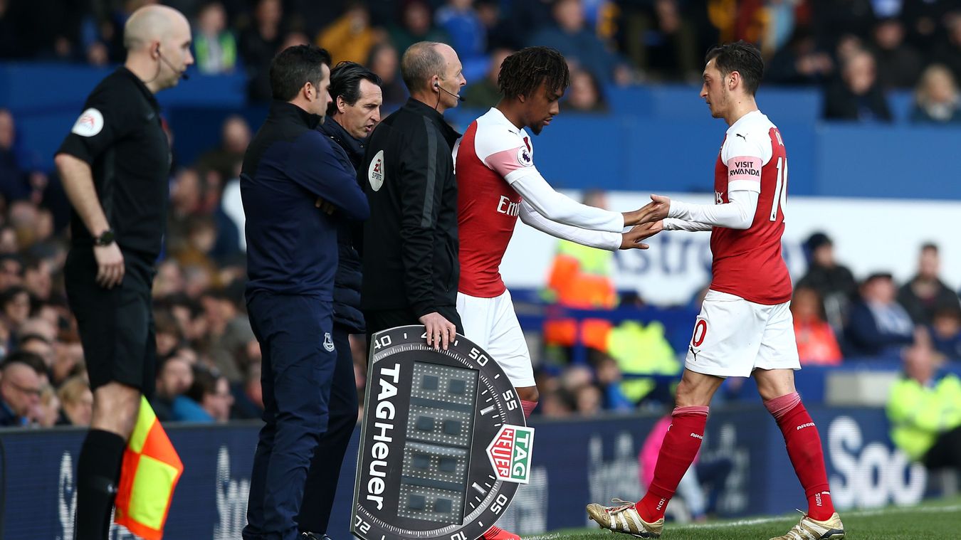 Ozil bị mỉa mai khi ném áo khoác ở trận Arsenal thua Everton