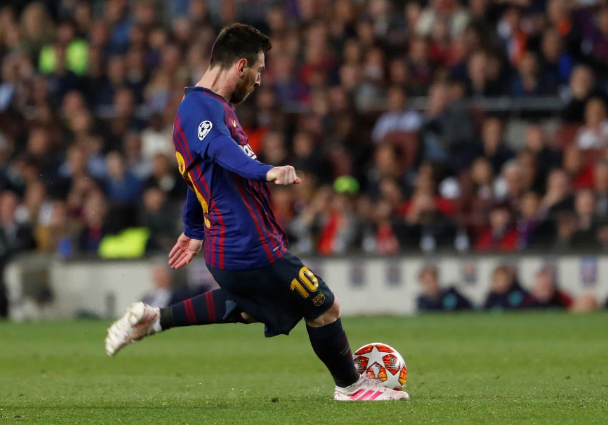 Messi đã di chuyển điểm đá phạt trực tiếp trong trận Barca vs Liverpool thế nào?