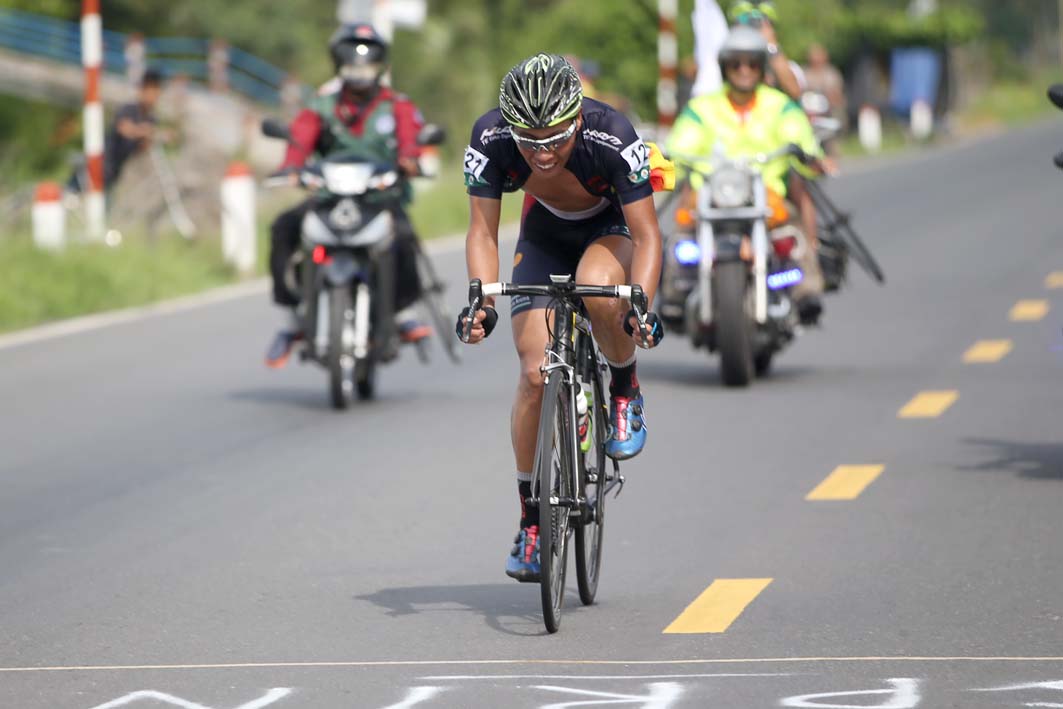 Tay đua đội Nhật Bản solo ấn tượng “xé” cả áo vàng lẫn áo xanh Giải xe đạp toàn quốc về nông thôn – Tranh Cúp Gạo Hạt Ngọc Trời 2019