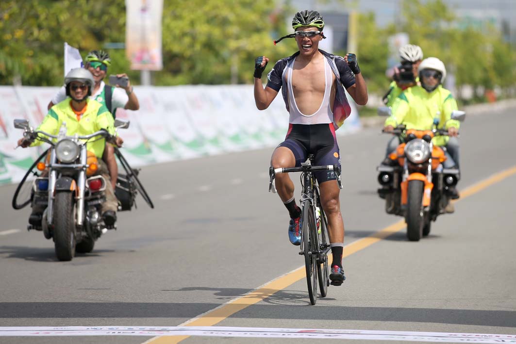 Tay đua đội Nhật Bản solo ấn tượng “xé” cả áo vàng lẫn áo xanh Giải xe đạp toàn quốc về nông thôn – Tranh Cúp Gạo Hạt Ngọc Trời 2019