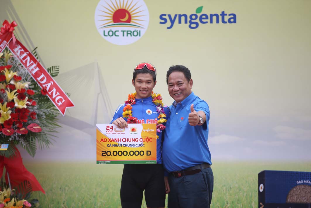 Tay đua 17 tuổi Nguyễn Văn Bình giành áo xanh Giải xe đạp toàn quốc về nông thôn – Tranh Cúp Gạo Hạt Ngọc Trời 2019