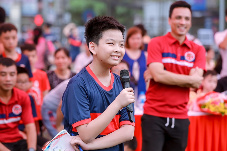 Tuyển thủ Việt Nam góp phần nuôi dưỡng ước mơ chơi bóng cho trẻ em trong lễ khai giảng của trung tâm H.Y.S