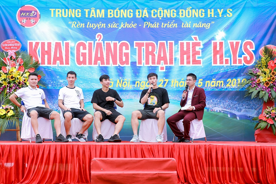 Tuyển thủ Việt Nam góp phần nuôi dưỡng ước mơ chơi bóng cho trẻ em trong lễ khai giảng của trung tâm H.Y.S