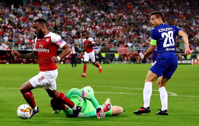 Các chuyên gia nói gì về tình huống Arsenal mất phạt đền khi Lacazette ngã trong vòng cấm?