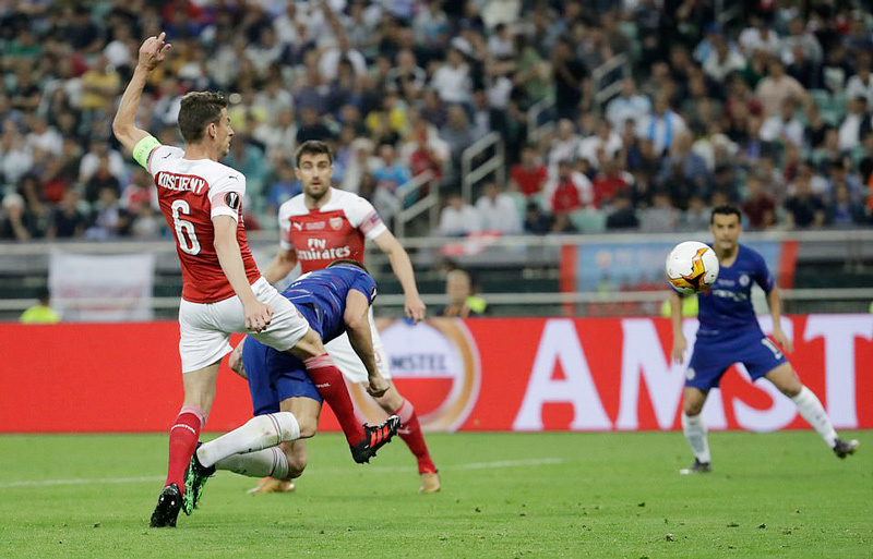 HLV Sarri nói gì trong giờ nghỉ khiến Hazard và đồng đội có hiệp 2 bùng nổ trước Arsenal?