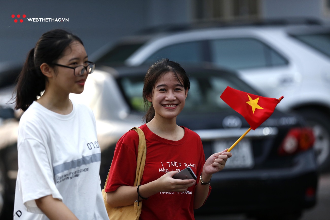 Chùm ảnh: Những cô gái bán cờ xinh đẹp hâm nóng sân Việt Trì trước trận U23 Việt Nam